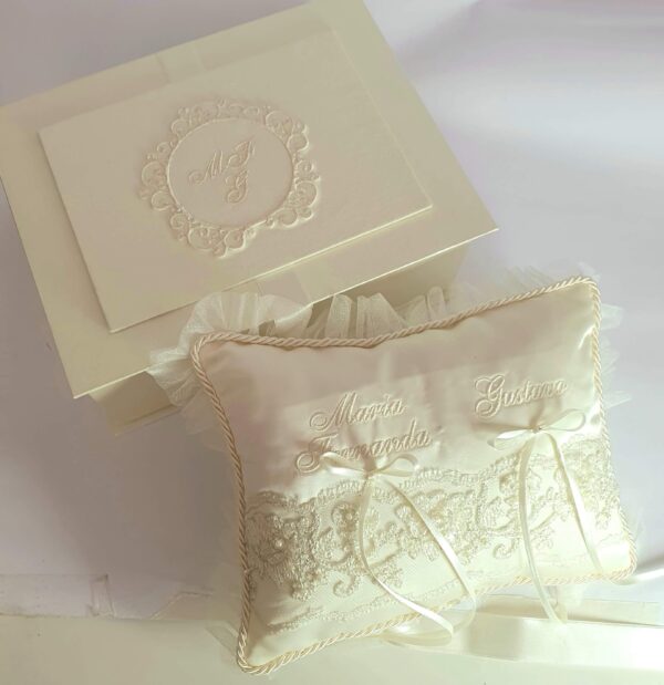 Almofada Retangular em Cetim e babado e cixa personalizada