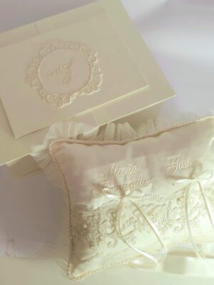 Almofada Retangular em Cetim e babado e cixa personalizada