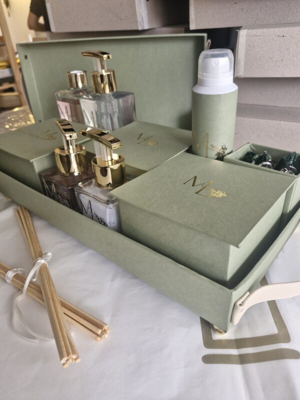 bandeja Lavabo Feminina com álcool em gel e Envelopes