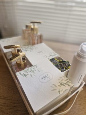 bandeja lavabo feminina com álcool em gel