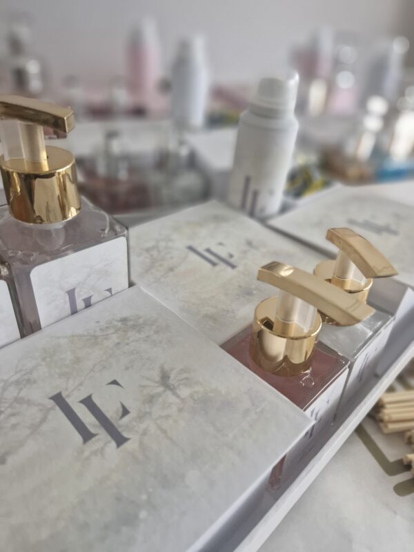 bandeja Lavabo Feminina com álcool em gel e Envelopes