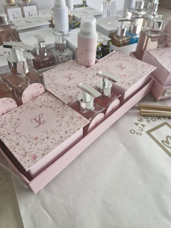 bandeja Lavabo Feminina com álcool em gel e Envelopes