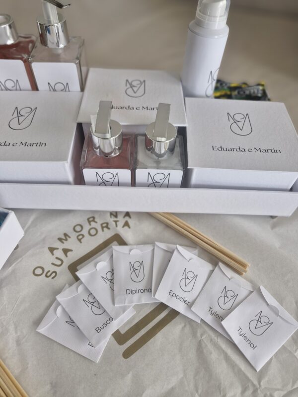 bandeja Lavabo Feminina com álcool em gel e Envelopes