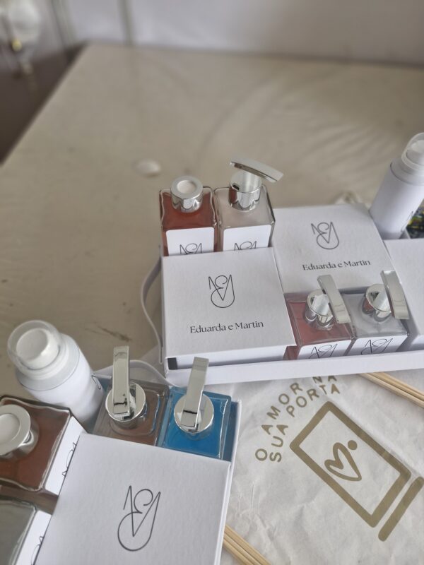 bandeja Lavabo Feminina com álcool em gel e Envelopes