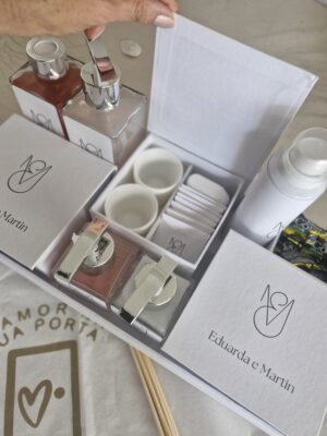 bandeja Lavabo Feminina com álcool em gel e Envelopes