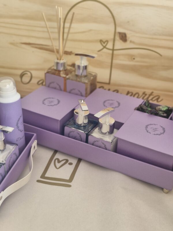 bandeja Lavabo Feminina com álcool em gel e Envelopes