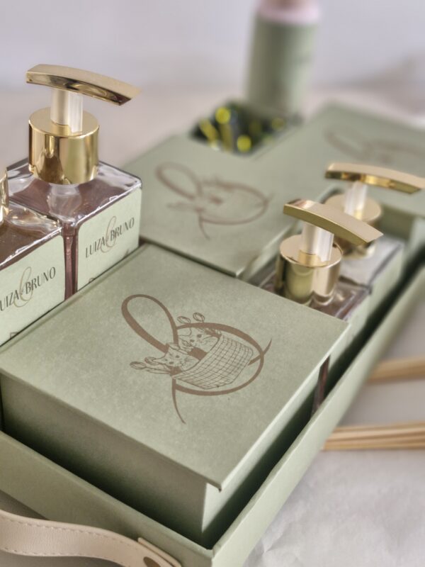 bandeja Lavabo Feminina com álcool em gel e Envelopes