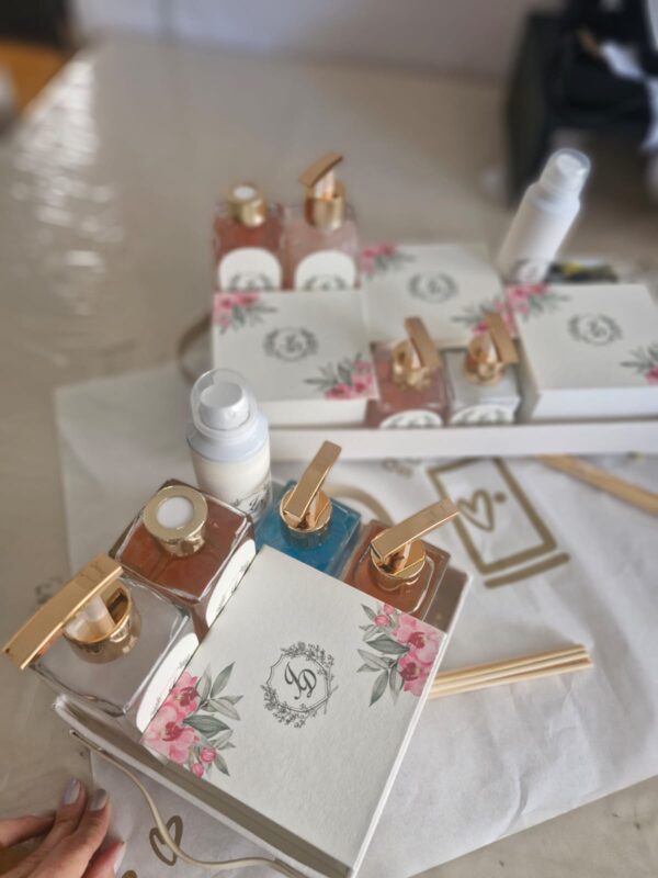 bandeja Lavabo Feminina com álcool em gel e Envelopes